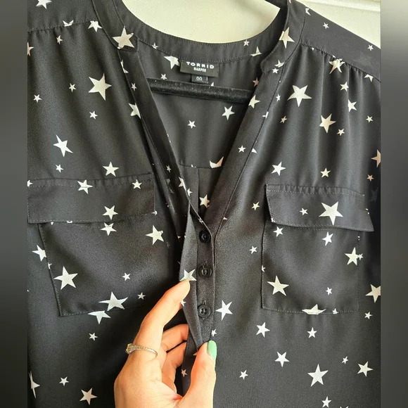 Torrid 00 Harper 3/4 Sleeve Pullover Blouse, Black with White Star Print, EUC - Picture 4 of 7